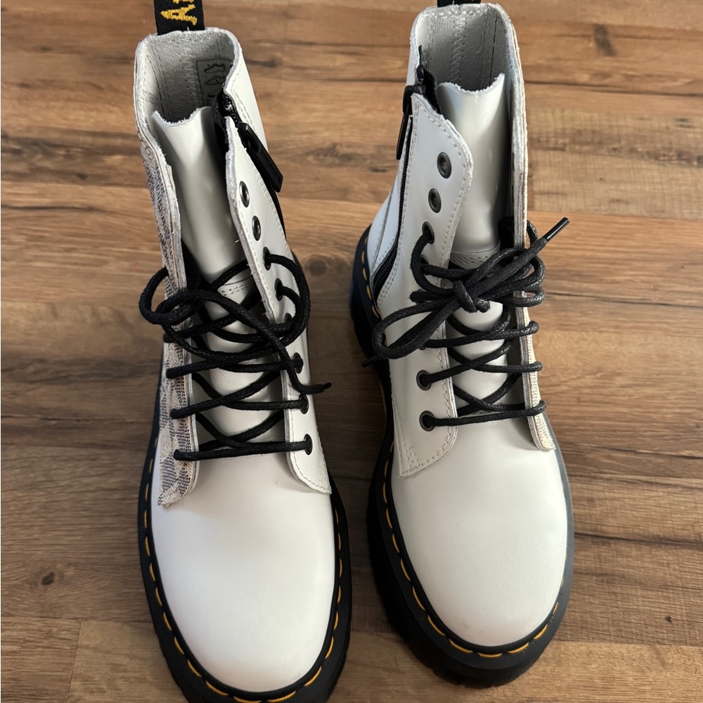 LV DOC MARTENS